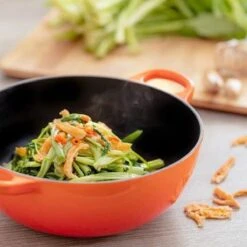 Le Creuset Wokpan / Balti Dish - Mat Zwart - ø 24 Cm / 2.7 Liter - Geëmailleerde Anti-aanbaklaag -Pot Kortingswinkel 1200x1200 201