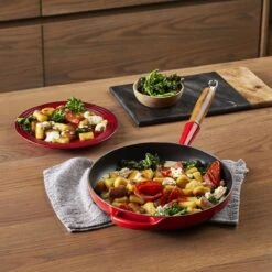 Le Creuset Koekenpan Signature Kersenrood - ø 28 Cm / 2.6 Liter - Geëmailleerde Anti-aanbaklaag -Pot Kortingswinkel 1200x1200 281