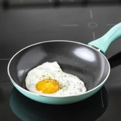 VitaVerde Expert Koekenpannenset Ø 20cm + Ø 24cm + Ø 28cm - Turquoise - Inductie - PFAS-vrij 17 VitaVerde Expert Koekenpannenset Ø 20cm + Ø 24cm + Ø 28cm - Turquoise - Inductie - PFAS-vrij -Pot Kortingswinkel 1200x1200 339