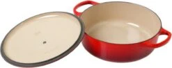 Le Creuset - Gietijzeren - Lage Braadpan - 24cm - Kersenrood -Pot Kortingswinkel 1200x478