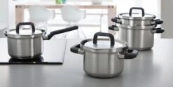 BK Flow Cool Pannenset - 4-delig – RVS Deksels - Veilig Afgietsysteem - Geschikt Voor Alle Warmtebronnen -Pot Kortingswinkel 1200x600 1