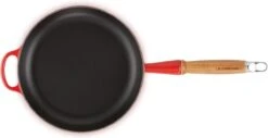 Le Creuset Koekenpan Signature Kersenrood - ø 28 Cm / 2.6 Liter - Geëmailleerde Anti-aanbaklaag -Pot Kortingswinkel 1200x616 2