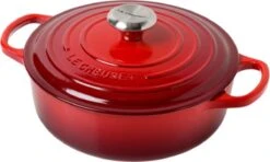 Le Creuset - Gietijzeren - Lage Braadpan - 24cm - Kersenrood -Pot Kortingswinkel 1200x719 1