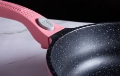 Royalty Line Inductie Pannenset - Luxe 14-delige Pannenset Marmeren Coating - Pannen Met Afneembare Handvaten - Oven-Ready - PFAS-Vrij - Voor Alle Warmtebronnen - Afneembare Koudgrepen - Antiaanbaklaag - Koekenpan Met Glazen Deksels - Roze -Pot Kortingswinkel 1200x757 6