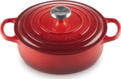 Le Creuset - Gietijzeren - Lage Braadpan - 24cm - Kersenrood -Pot Kortingswinkel 1200x785 1