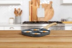 Magnani - Eierpan - 4 Bakplaten Van ⌀ 8 Cm - Voor Gas- En Elektrische Kookplaten - Aluminium - Houten Handvat - 38 X 18.7 X 2 Cm 16 Magnani - Eierpan - 4 Bakplaten Van ⌀ 8 Cm - Voor Gas- En Elektrische Kookplaten - Aluminium - Houten Handvat - 38 X 18.7 X 2 Cm -Pot Kortingswinkel 1200x799 32