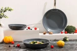 Swiss Pro+ - Koekenpannenset - 3 Delig - Keramisch - Inductie - Milieuvriendelijk - PFAS - PFOA Vrij - Sapphire Green 20 Swiss Pro+ - Koekenpannenset - 3 Delig - Keramisch - Inductie - Milieuvriendelijk - PFAS - PFOA Vrij - Sapphire Green -Pot Kortingswinkel 1200x799 33