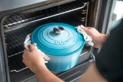 Nuovva Gietijzeren Braadpan Antiaanbaklaag Met Deksel - Sudderpan Blauw - Rond - Ø24 Cm - 4,7 Liter - 100% PFAS & PFOA Vrij - Geschikt Voor Alle Warmtebronnen - Elektrisch - Gas - Halogeen - Inductie – Keramisch -Pot Kortingswinkel 1200x800 172