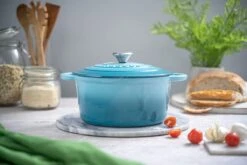 Nuovva Gietijzeren Braadpan Antiaanbaklaag Met Deksel - Sudderpan Blauw - Rond - Ø24 Cm - 4,7 Liter - 100% PFAS & PFOA Vrij - Geschikt Voor Alle Warmtebronnen - Elektrisch - Gas - Halogeen - Inductie – Keramisch -Pot Kortingswinkel 1200x800 173