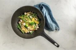 Sola - Wokpan Fair Cooking Zwart/wit Greblon Anti Aanbaklaag -Pot Kortingswinkel 1200x802 2