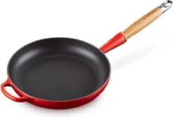 Le Creuset Koekenpan Signature Kersenrood - ø 28 Cm / 2.6 Liter - Geëmailleerde Anti-aanbaklaag -Pot Kortingswinkel 1200x811 2