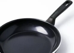 GreenPan Memphis Koekenpannenset - 3-delig - Zwart - Inductie - PFAS-vrij 38 GreenPan Memphis Koekenpannenset - 3-delig - Zwart - Inductie - PFAS-vrij -Pot Kortingswinkel 1200x859 4